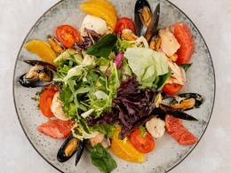 Салат с морепродуктами и авокадо