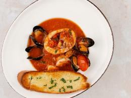 Острый томатный суп с морепродуктами