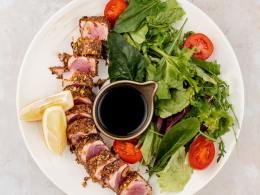 Тунец с фисташками и салат айсберга