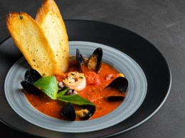 Острый томатный суп с морепродуктами