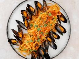 Спагетти с мидиями в томатном соусе