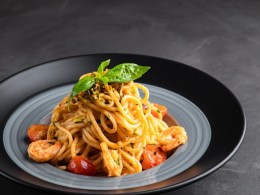 Спагетти с креветками, черри и фисташками