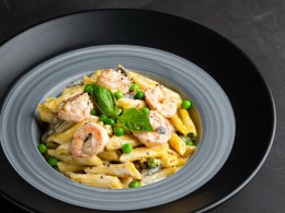 Пенне с грибами, зеленым горошком и креветками в сливочном соусе
