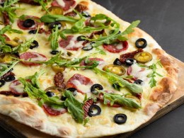 Моцарелла, вяленые помидоры, острая салями, оливки и халапеньо