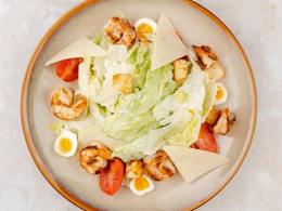 Салат Цезарь с креветками