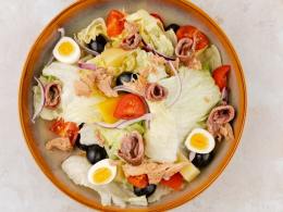 Салат Низарда (Cалат с листьями айсберга, тунцом, яйцами, красным луком и болгарским перцем)