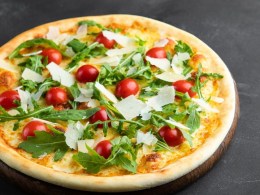 Моцарелла, руккола, помидоры черри и пармезан