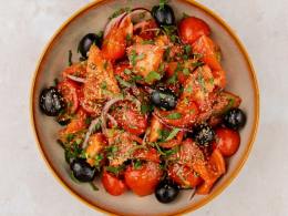 Салат с помидорами, красным луком, оливкам