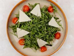 Салат с рукколой, помидорами черри, пармезаном и бальзамической заправкой