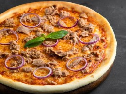 Тонно (томатный соус, моцарелла, тунец и лук)