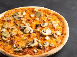 Фантазия (томатный соус, моцарелла, курица и грибы)