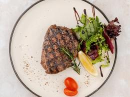 Стейк из конины на гриле