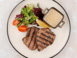 Медальоны из говядины / конины в перечном соусе