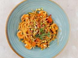 Спагетти с креветками, цуккини и фисташками