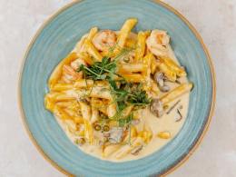 Пенне с грибами, зеленым горошком и креветками в сливочном соусе