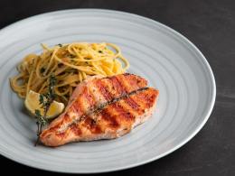 Семга на гриле с пастой алио олио