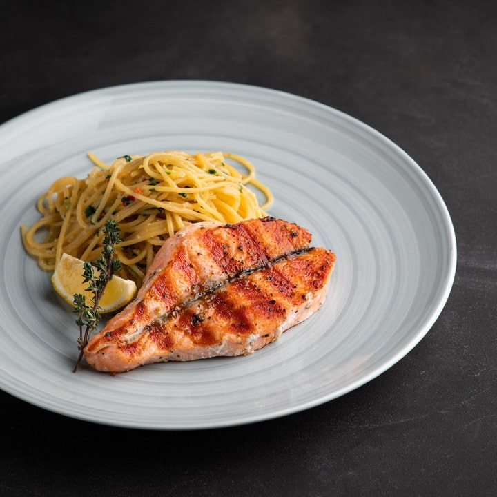 Семга на гриле с пастой алио олио