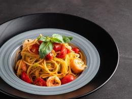 Спагетти с креветками, черри и цуккини