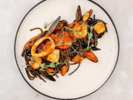 Спагетти с чернилами каракатицы и морепродуктами