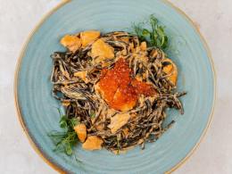 Спагетти с подкопченным лососем и красной икрой