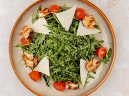 Салат с рукколой и креветками