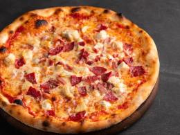 Coppola (томатный соус, моцарелла, говяжья ветчина, курица, салями)