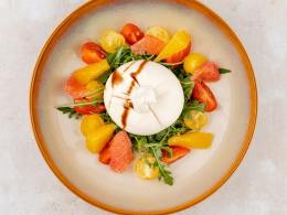 Буратта с томатами и апельсинами