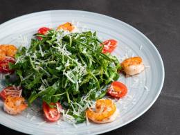 Салат с рукколой и креветками