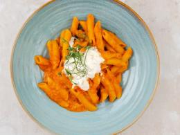 Пенне с томатами и сыром страчателла