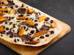 Рустика с казы, луком и картофельными дольками