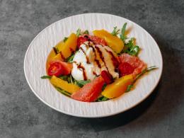 Салат с бурратой